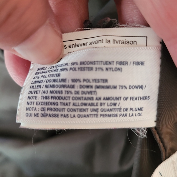 Gap womans down puffer vest. Size small. - Picture 4 of 5